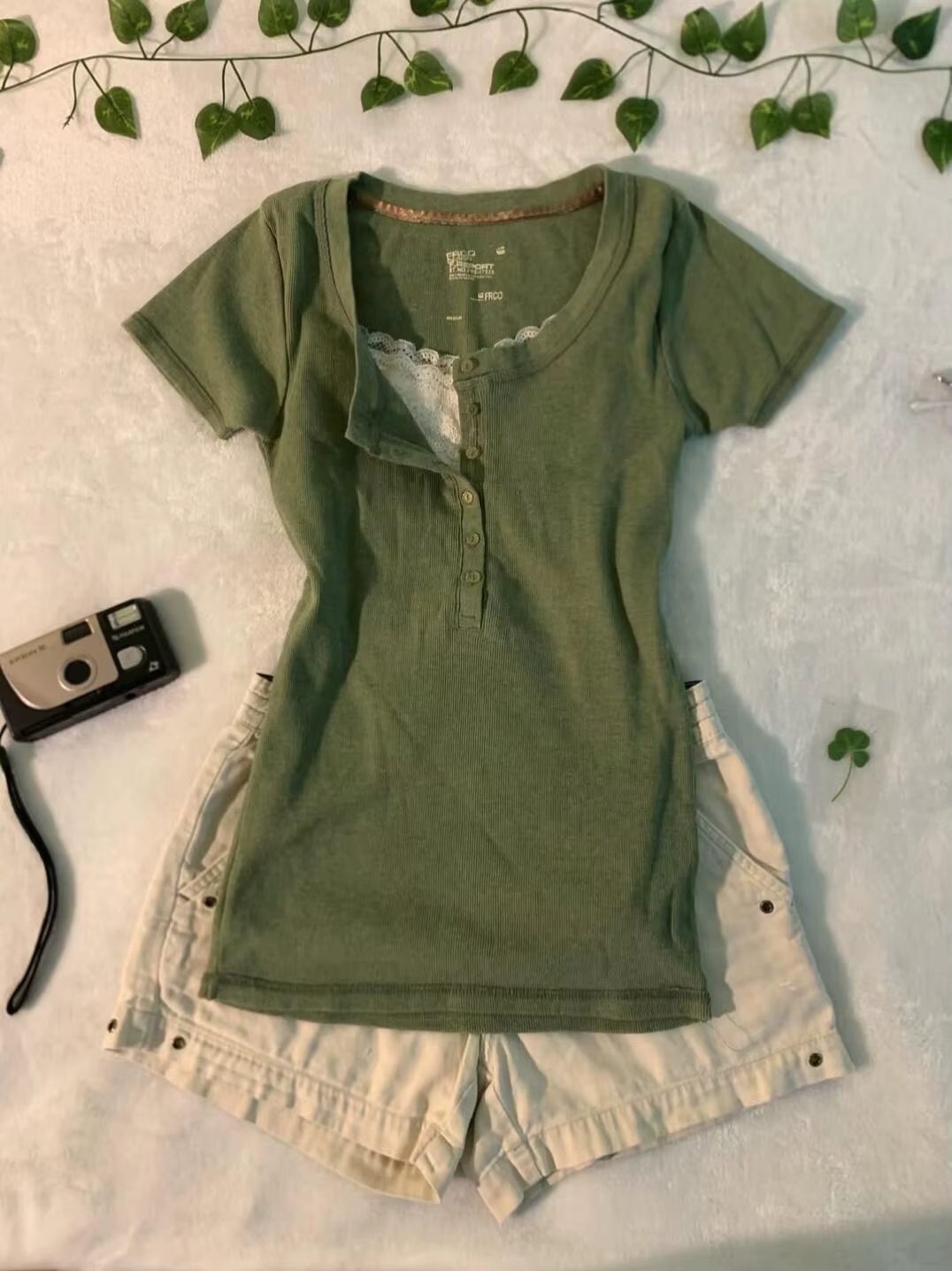 T-shirt vert olive punk pour femme