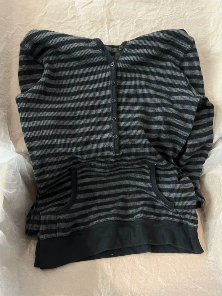 T-shirt à capuche gaufré rayé gris pour femmes