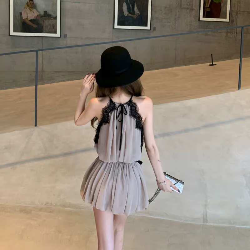Robe en mousseline de soie beige sans manches pour femmes