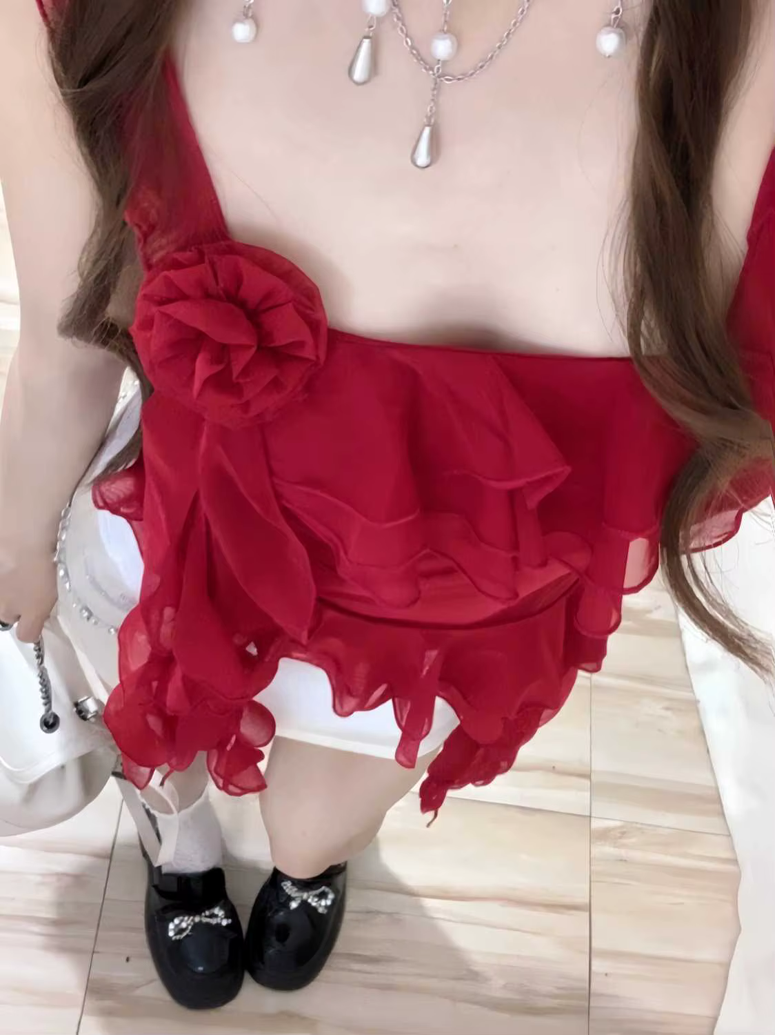 Haut court rouge asymétrique sexy à fines bretelles pour femme