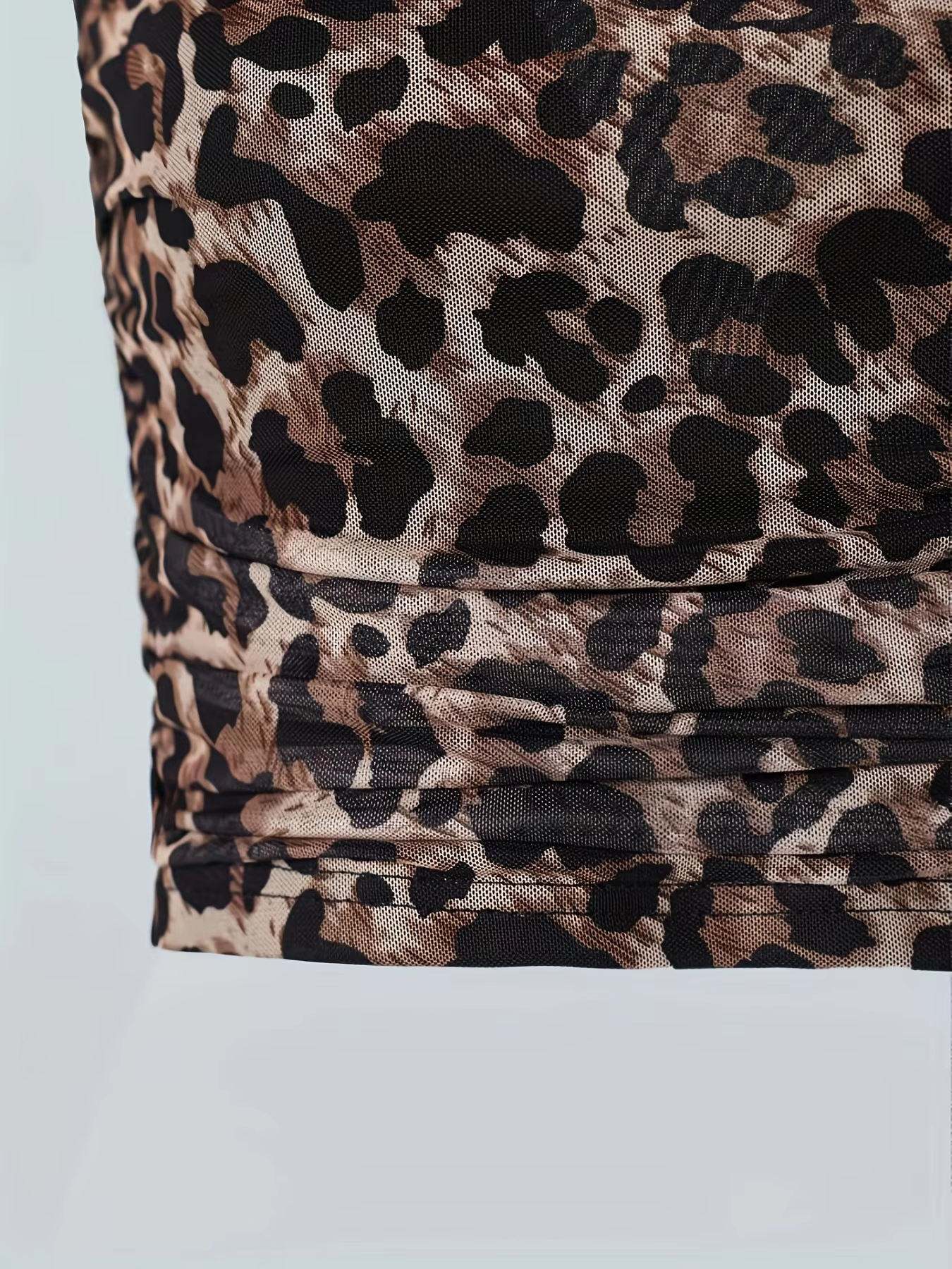 Dame avec haut sexy et élégant dos nu, extensible, à volants imprimé léopard