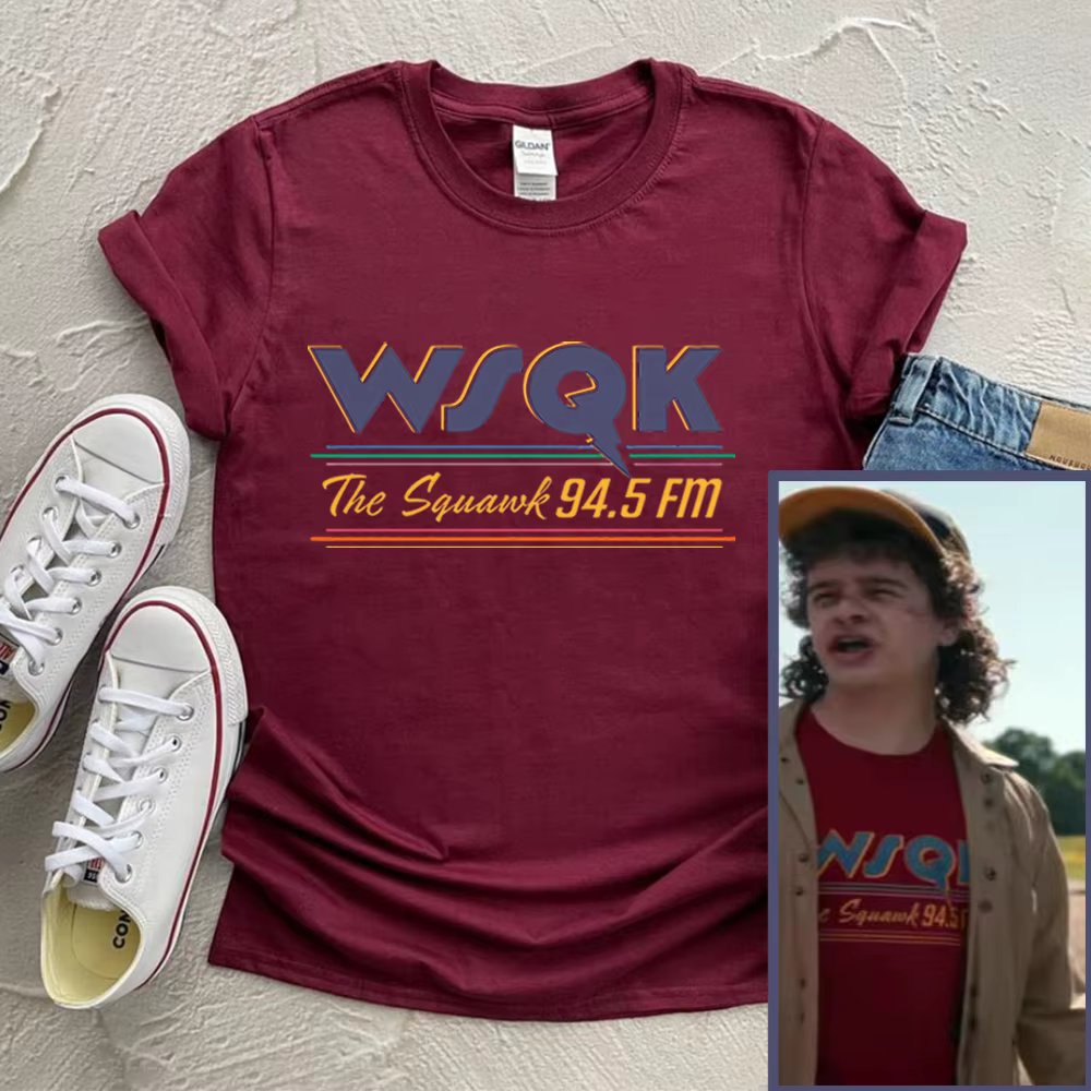 2026 WSQK The Squawk 94.5 FM T-shirt imprimé ST5 émission de télévision inspiré Dustin Henderson