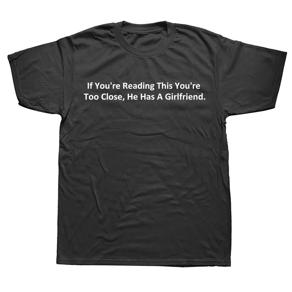T-shirt unisexe en coton doux, cadeau de petit ami de couple, si vous lisez ceci, vous êtes trop proche, il a une petite amie, Y-100%