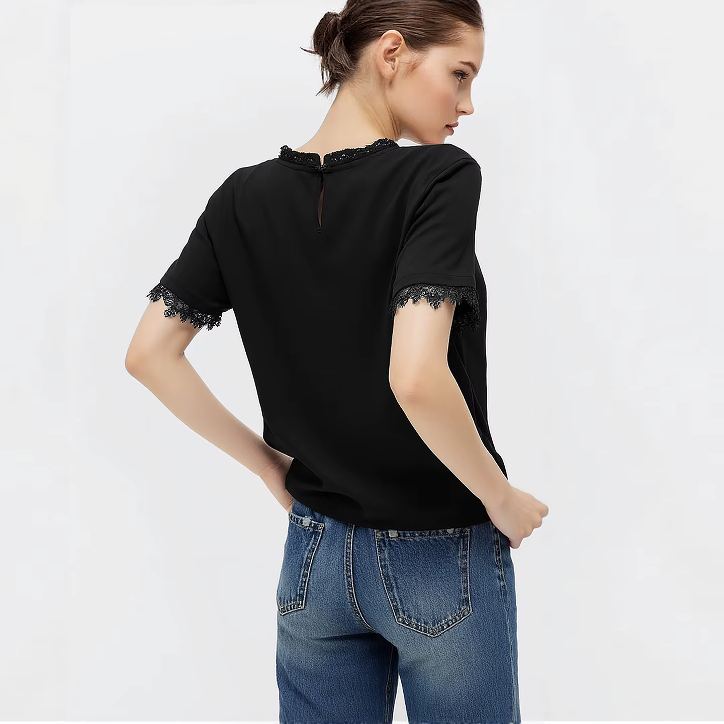 T-shirt femme Amii 2026 Nouvelle collection été Col rond avec empiècements en dentelle Couleur unie Élégant Haut à manches courtes 12642068