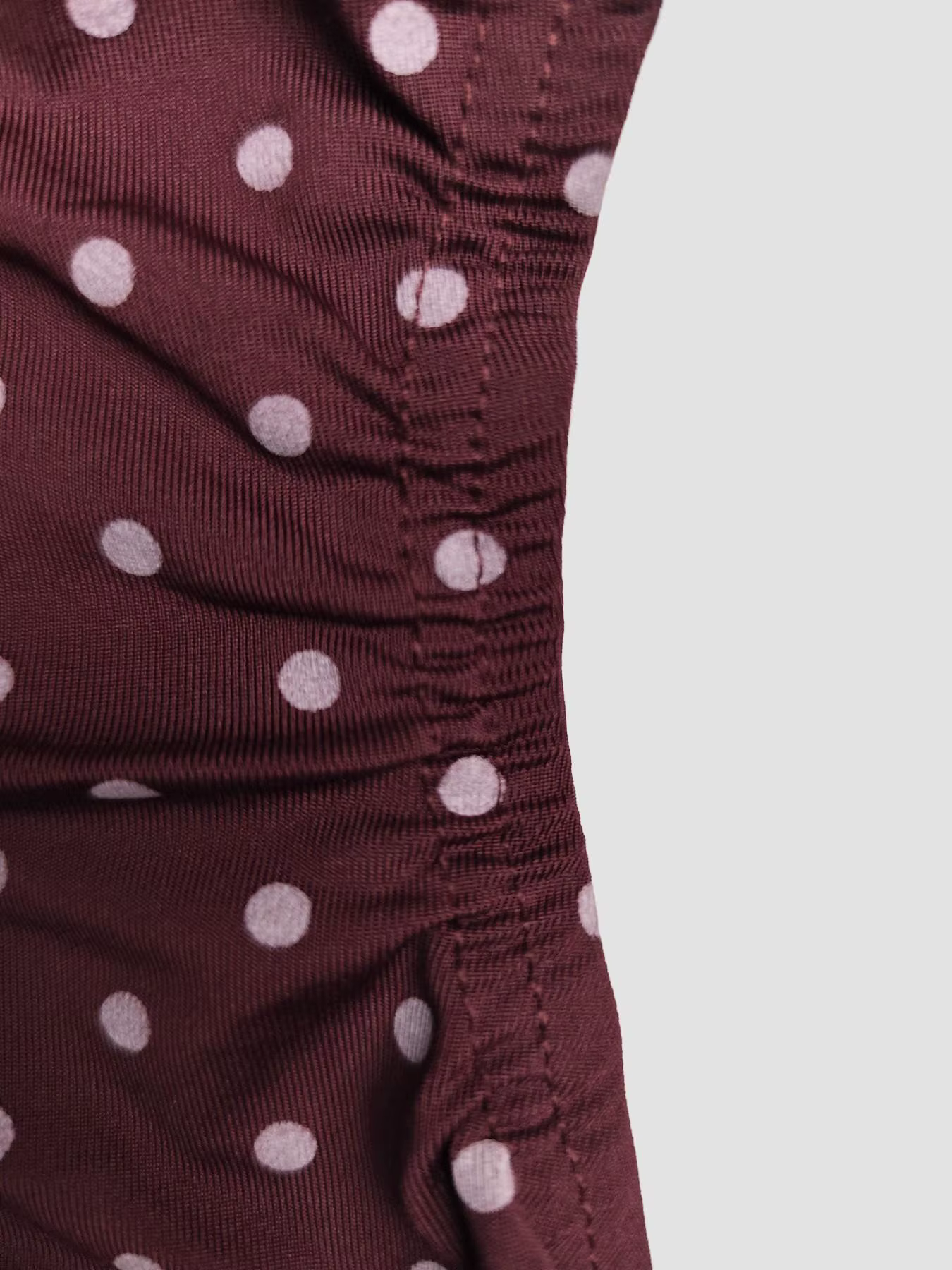 Haut court en tricot pour femme avec options de port polyvalentes et détail froncé sur le côté