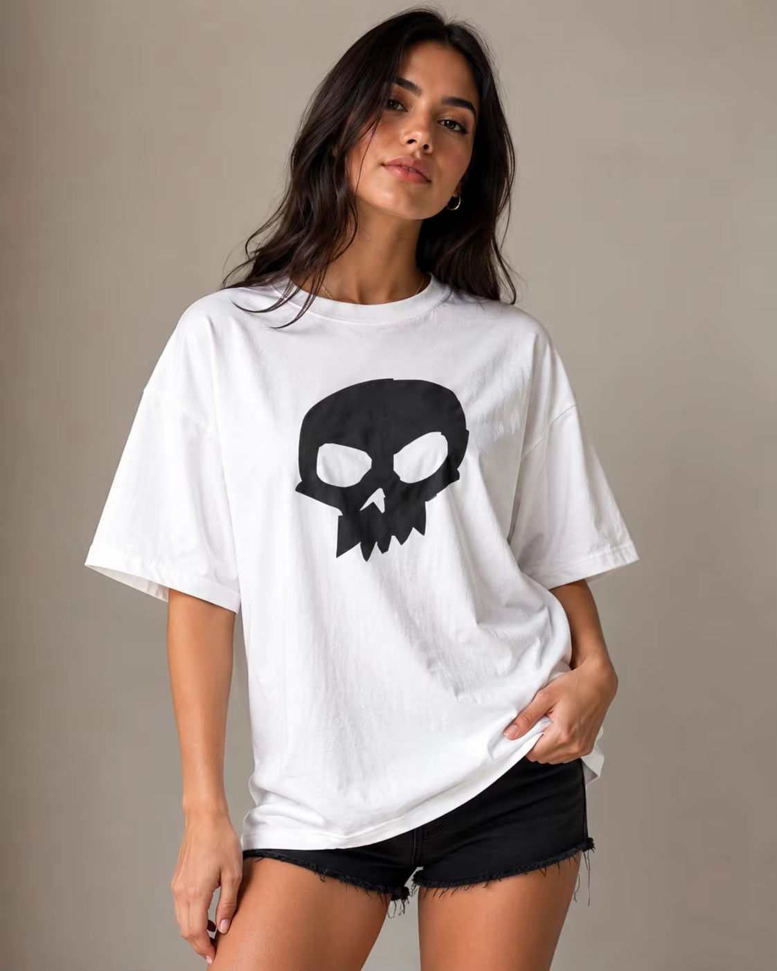 T-shirt à col rond pour femme avec un motif de crâne simple