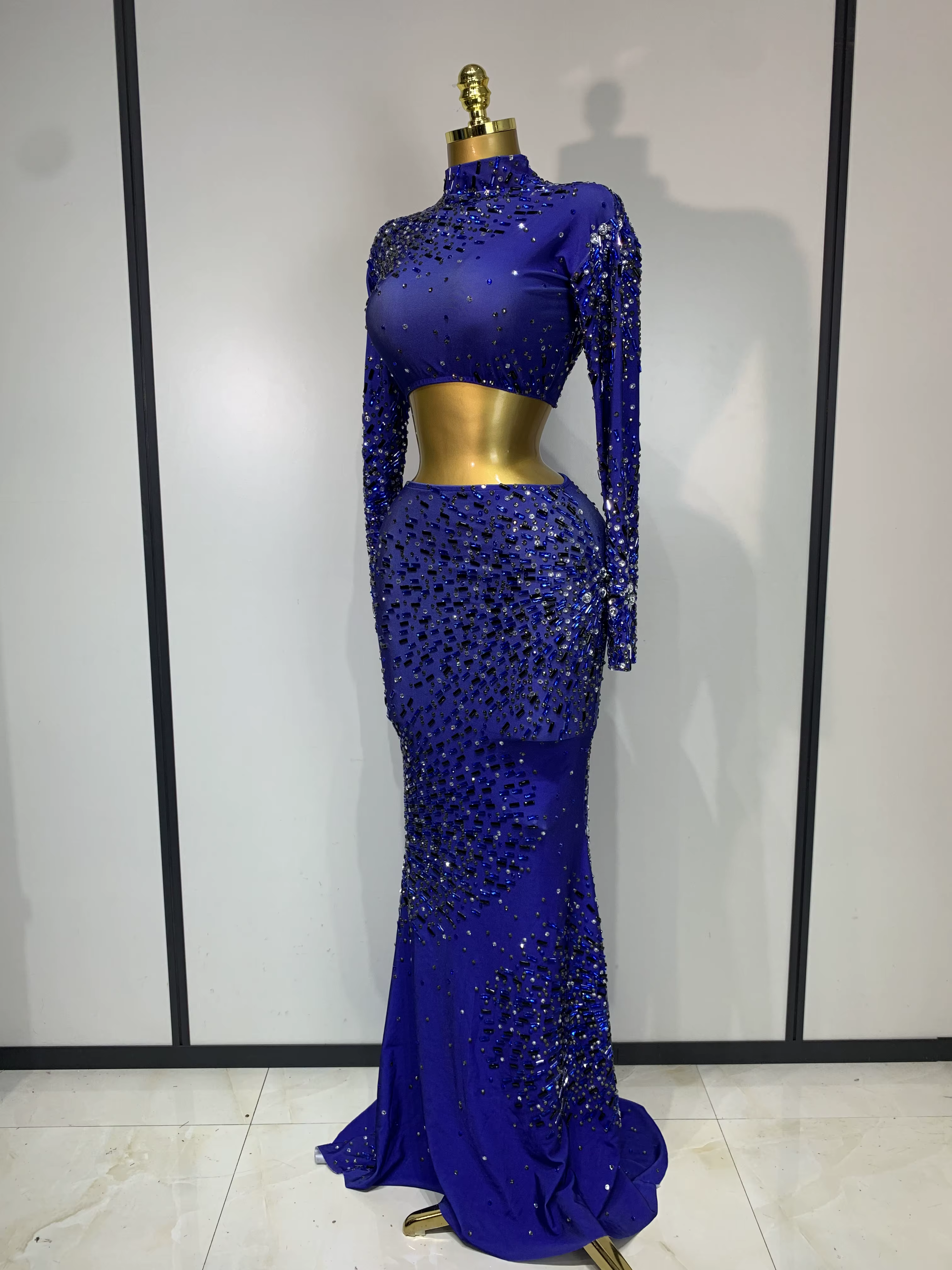 Ensemble deux pièces scintillant avec strass : Crop Top et Jupe Longue – Tenue de Scène pour Chanteuse