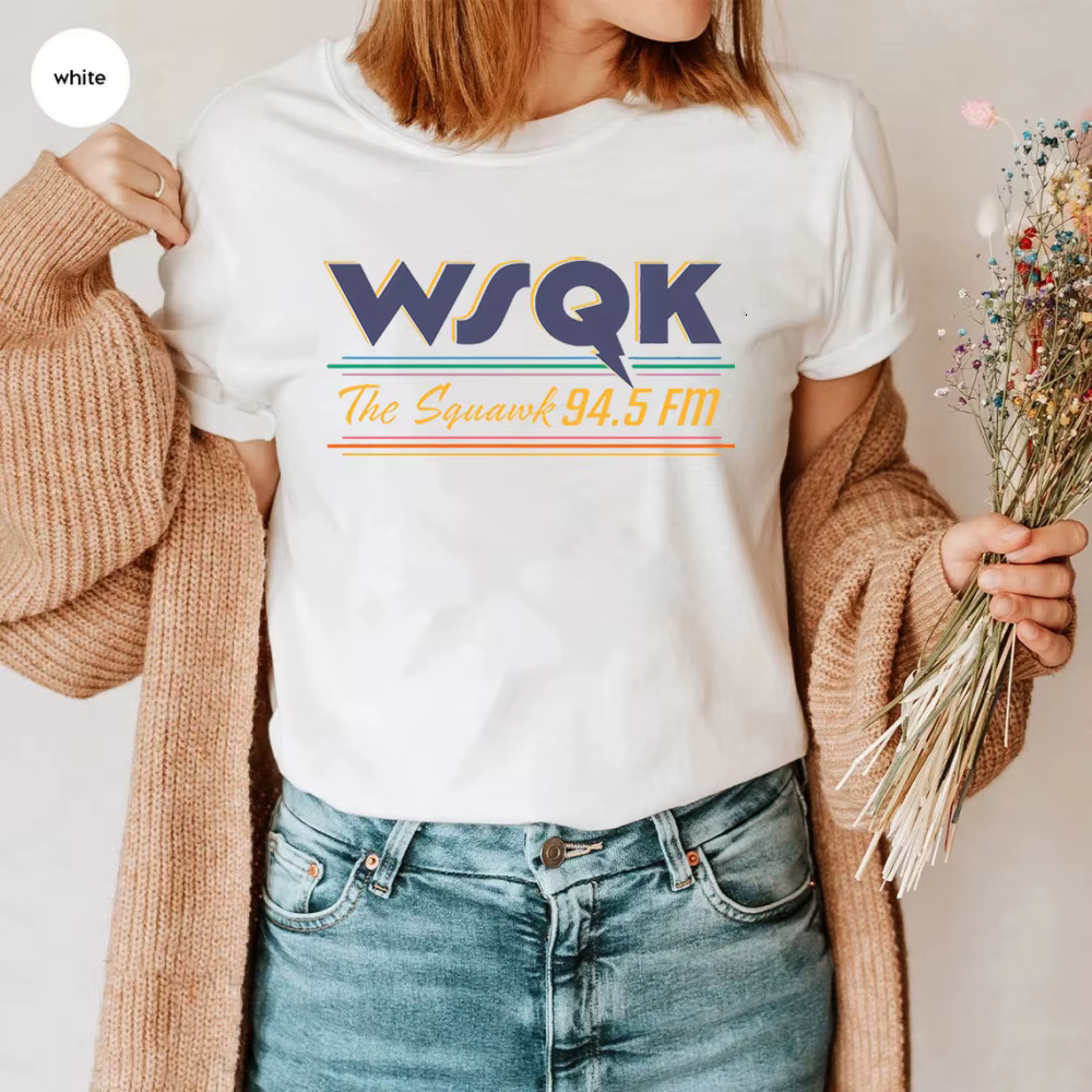 2026 WSQK The Squawk 94.5 FM T-shirt imprimé ST5 émission de télévision inspiré Dustin Henderson