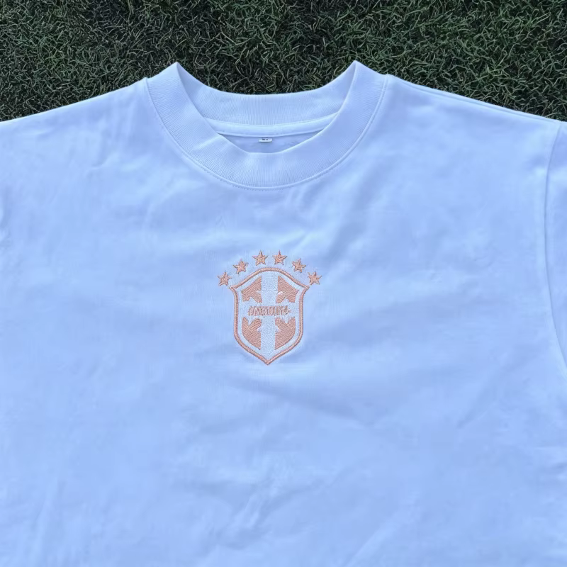 T-shirt blanc avec emblème étoile brodé