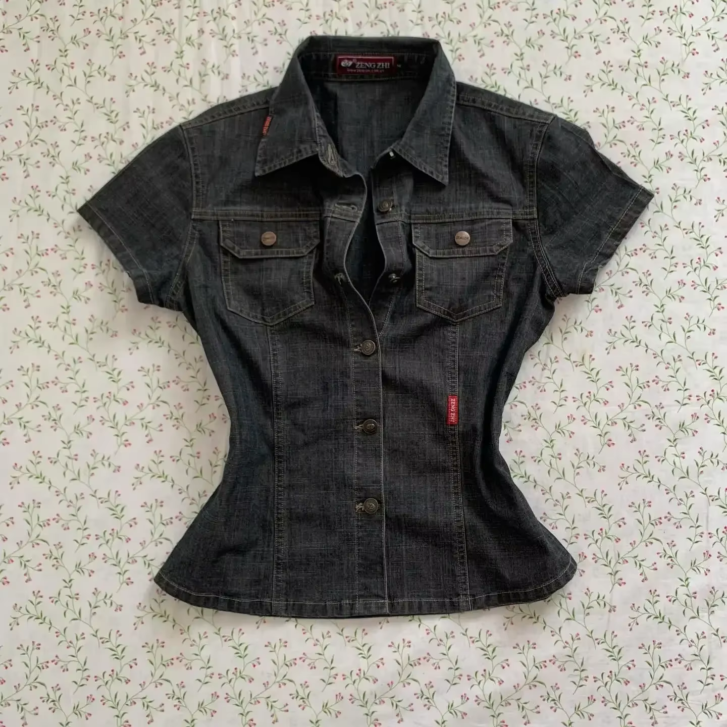Chemise en jean noire pour femme, manches courtes, boutonnée, coupe classique, col à revers, ajustée, extensible, pour usage quotidien