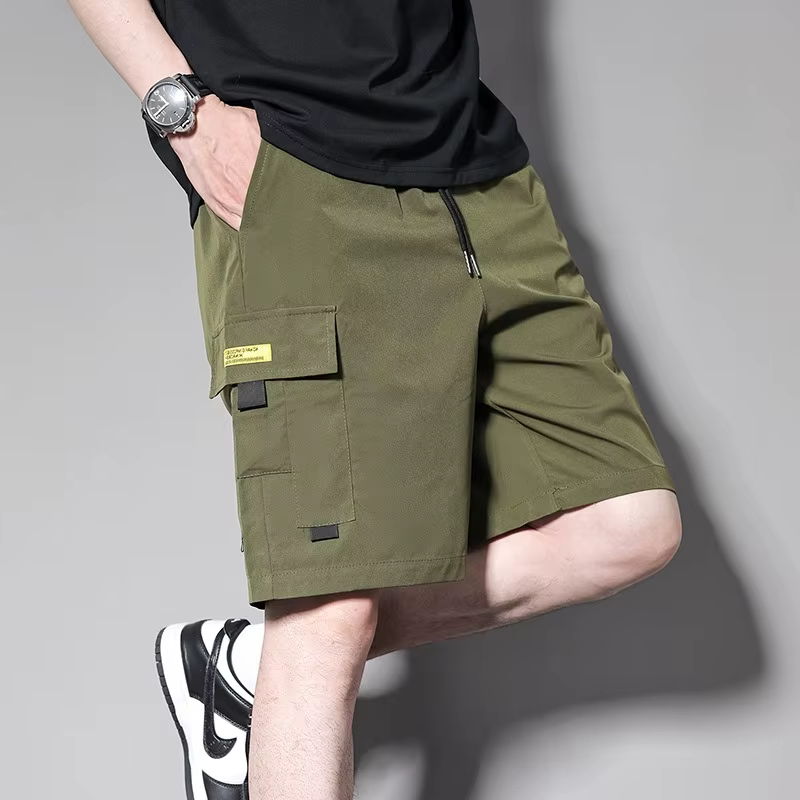 Shorts cargo pour homme couleur kaki avec cordon de serrage et poches à rabat