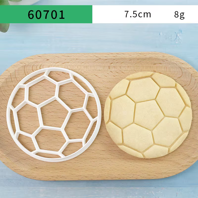 4 emporte-pièces en forme de ballon de football, moules à biscuits sur le thème du terrain de football et du trophée pour décorations de gâteaux d'anniversaire et de baby shower