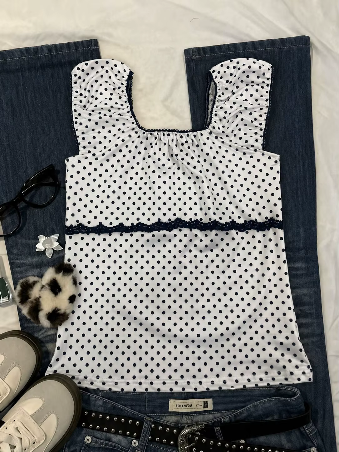 Débardeur blanc à pois à col carré pour femme avec bordure en dentelle marine et manches à volants