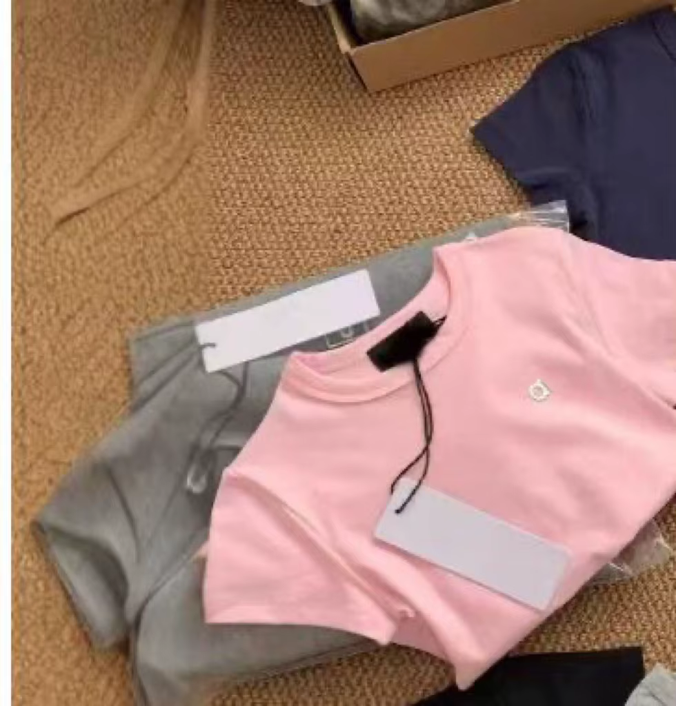 Le T-shirt à manches courtes avec lettres imprimées pour femmes avec un design amincissant est un haut de niche à la mode et polyvalent