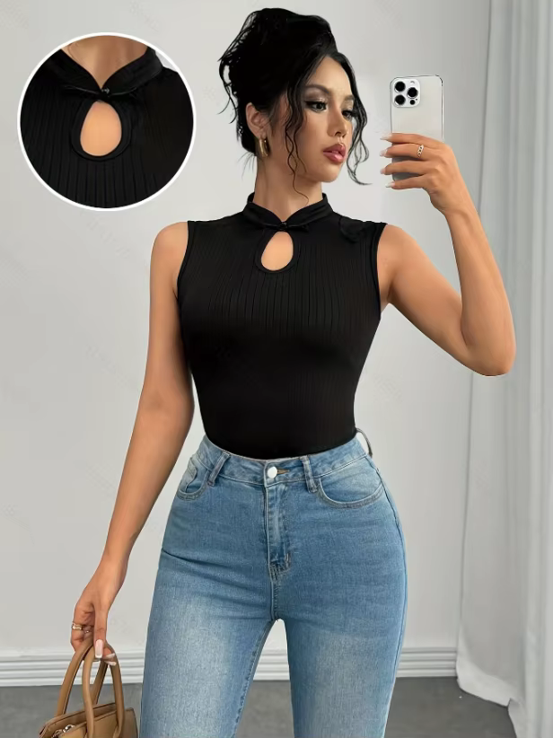 Haut d'été à col tendance et élégant avec un design soigné