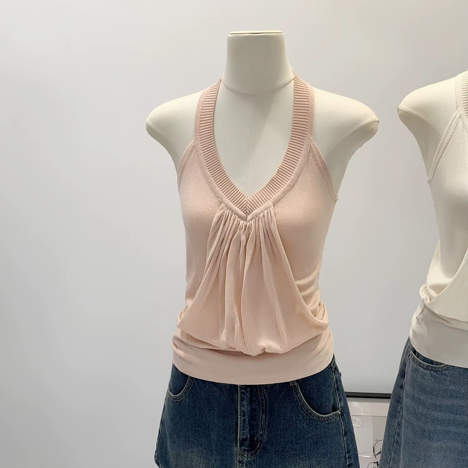 Débardeur rose plissé à col en V pour femme