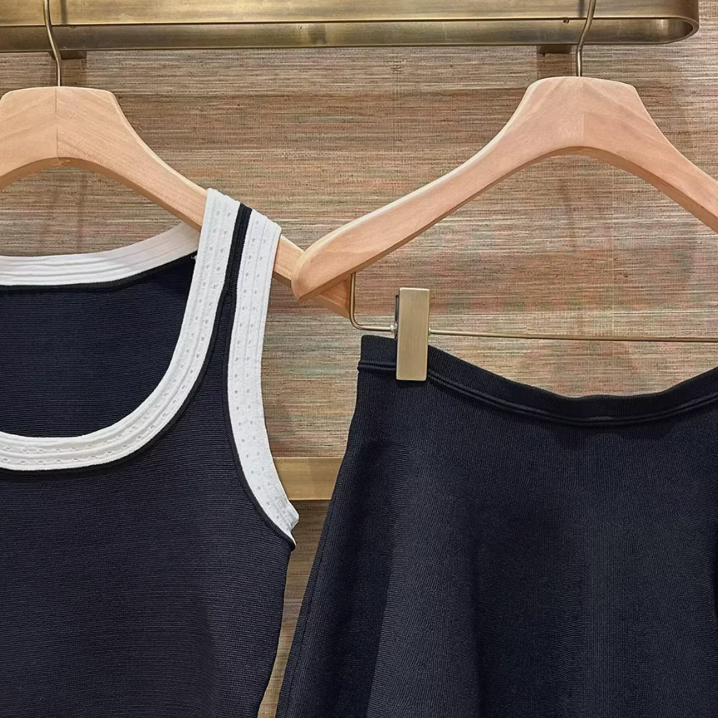 Gilet en tricot sans manches pour femme avec bordure contrastante