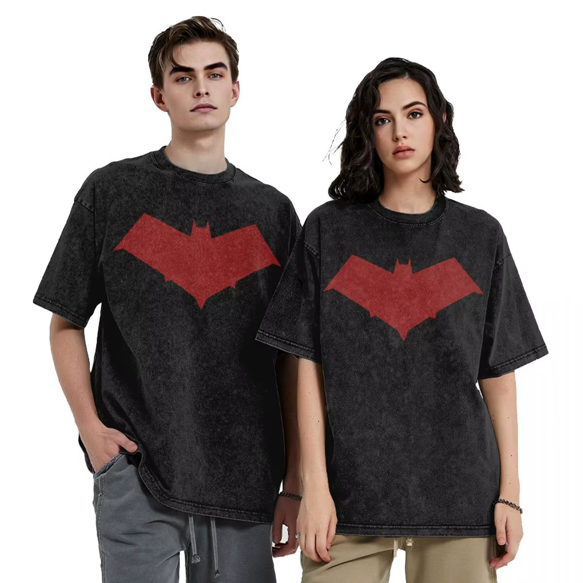 T-Shirt à Capuche Rouge avec Emblème pour Homme