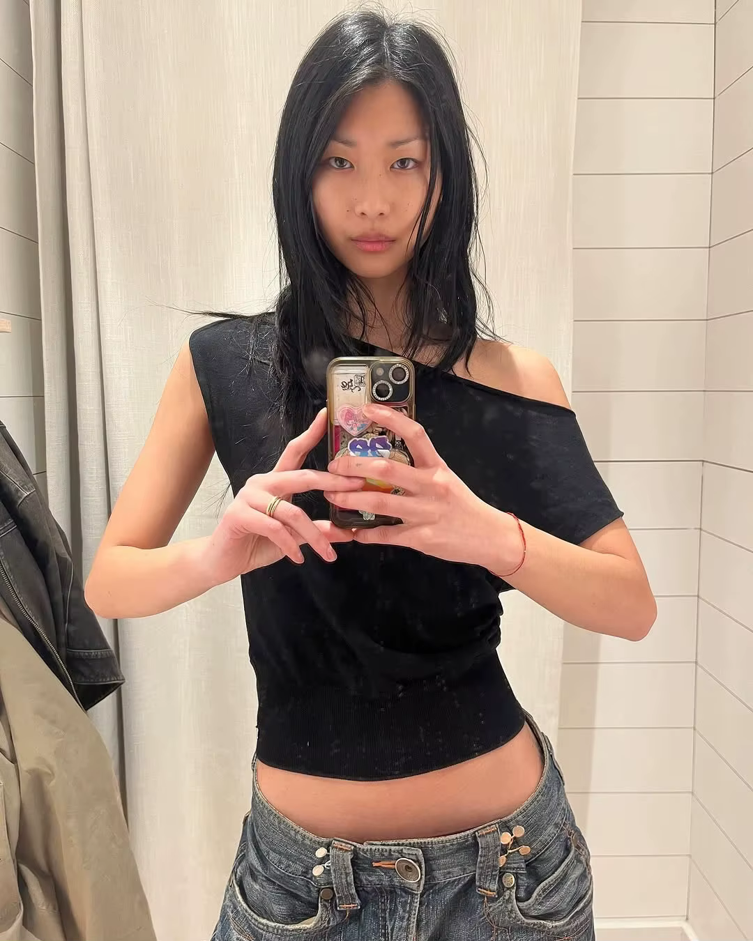 Tank Top Noir à Épaules Découpées, T-shirt Tricoté Léger et Élégant à Col en V