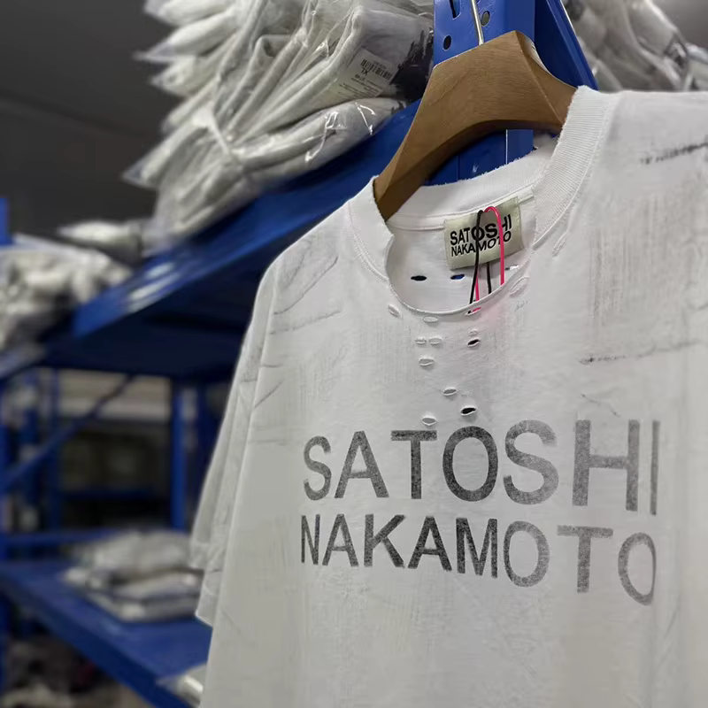 T-shirt unisexe en coton blanc délavé avec logo imprimé lettres classiques Satoshi Nakamoto