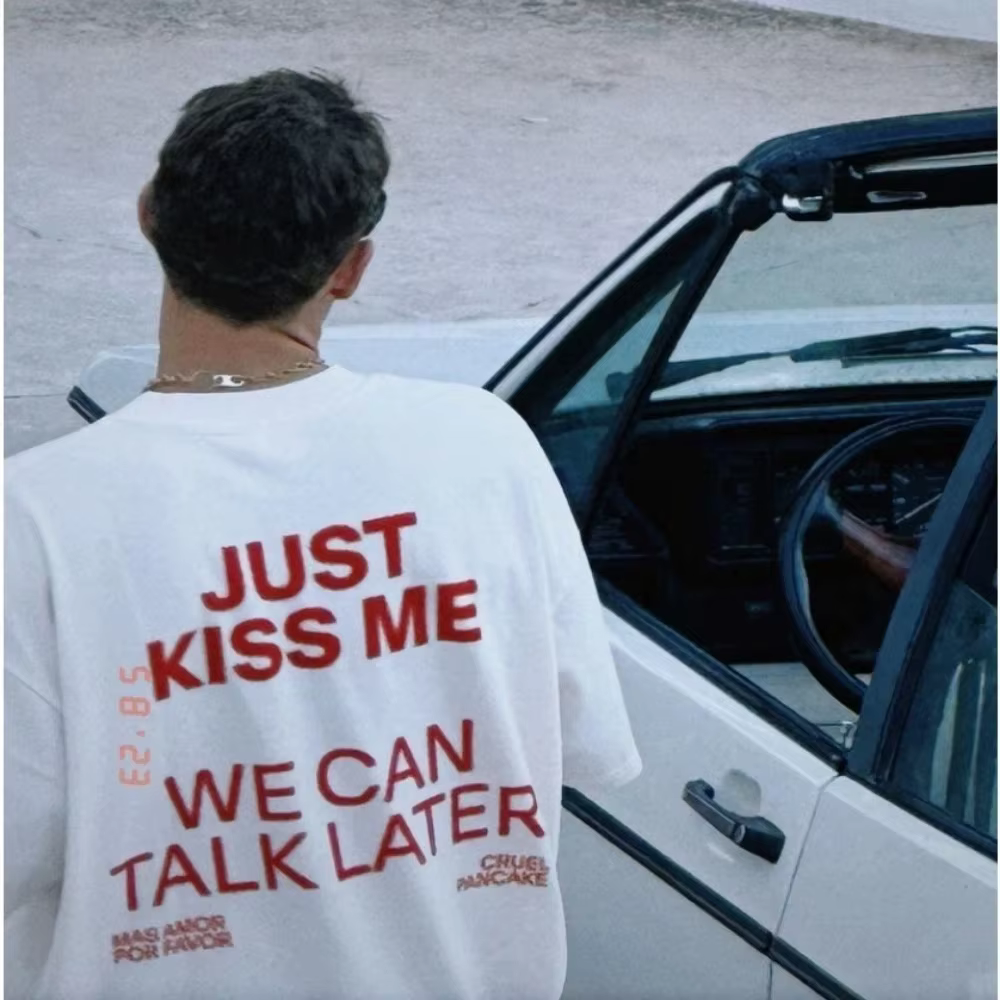 JUST KISS ME T-Shirt Unisexe Inspirant pour la Santé Mentale - Nous Pouvons Baver Plus Tard