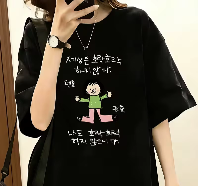 T-shirt pour femme avec une illustration d'un personnage en haut de gamme
