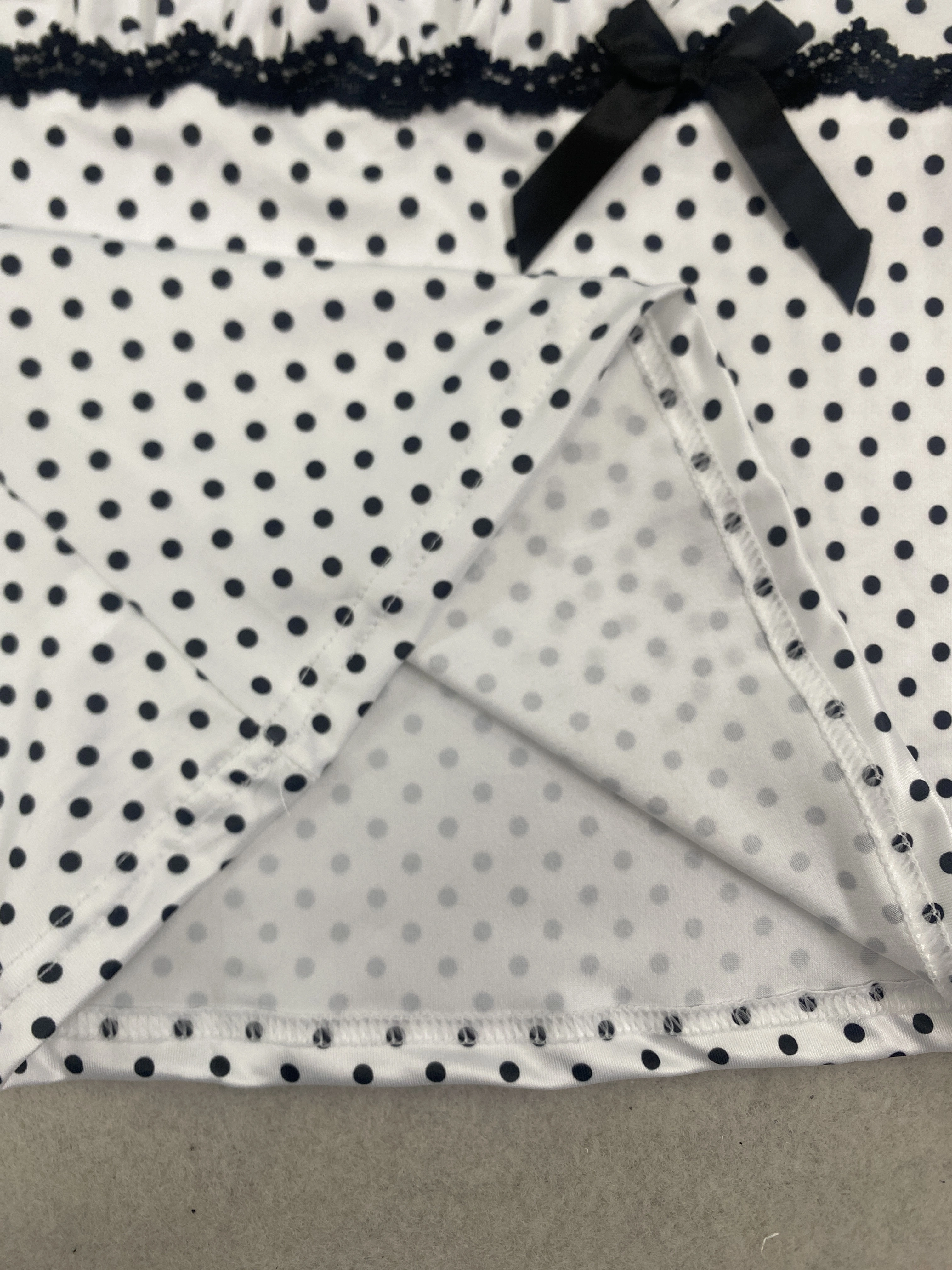 Débardeur blanc à pois à col carré pour femme avec bordure en dentelle marine et manches à volants