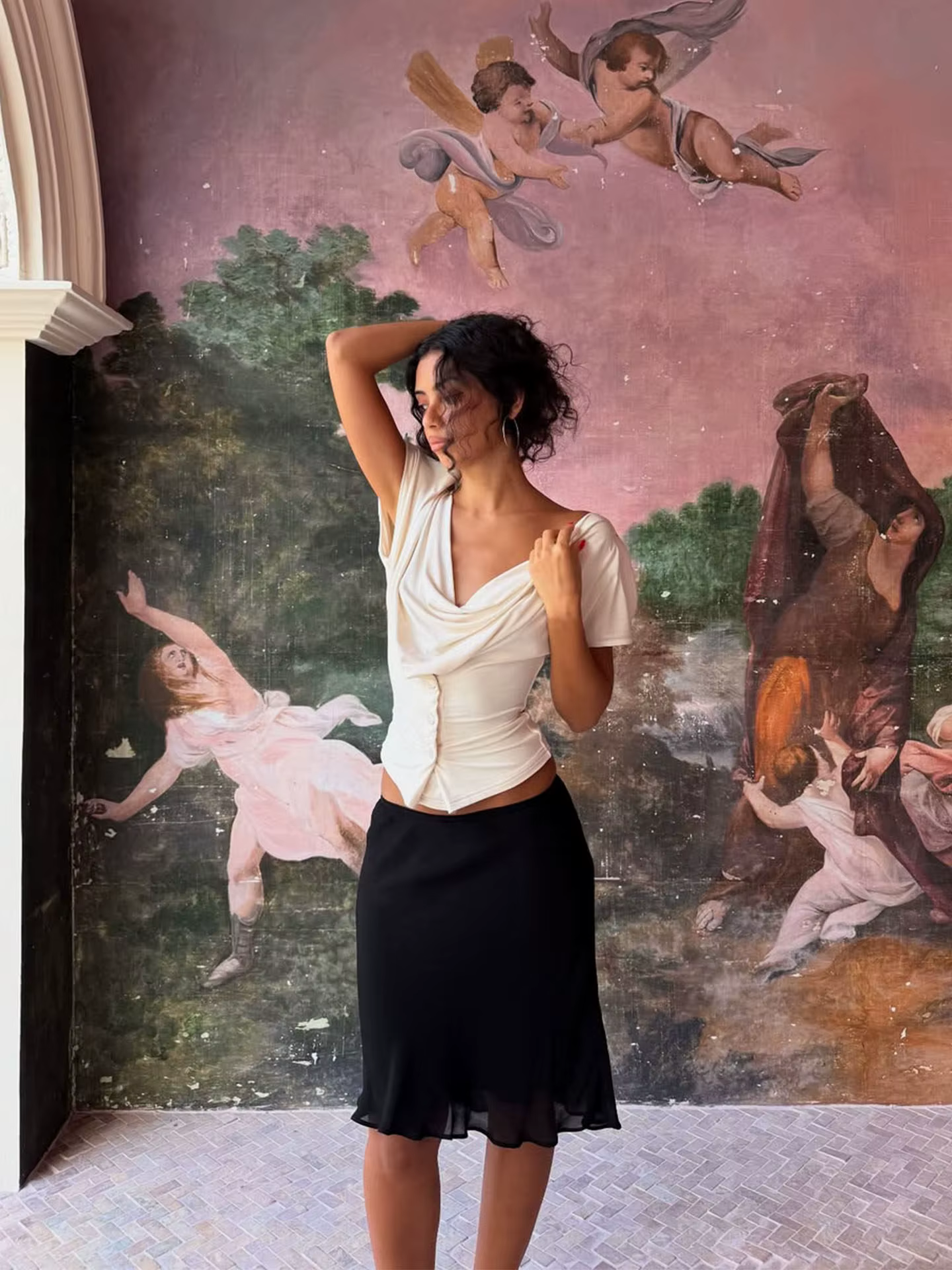 T-shirt à col rond et taille cintrée Off-White avec haut asymétrique noir à une épaule et manches courtes