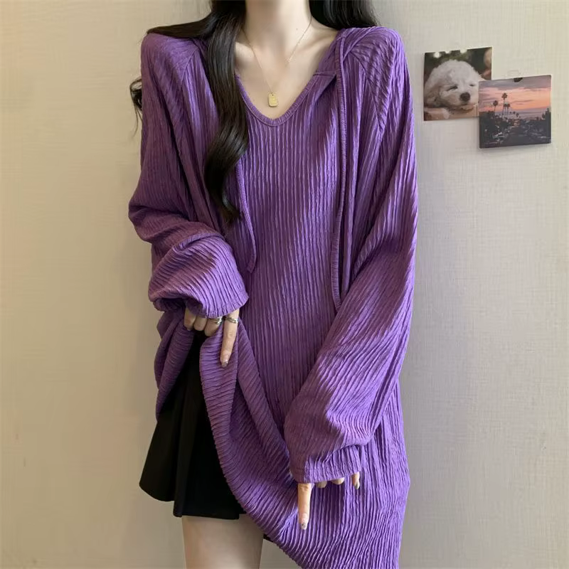 Le T-shirt à capuche et manches longues est un nouveau haut tendance ample et amincissant de style coréen pour les femmes au printemps et en automne