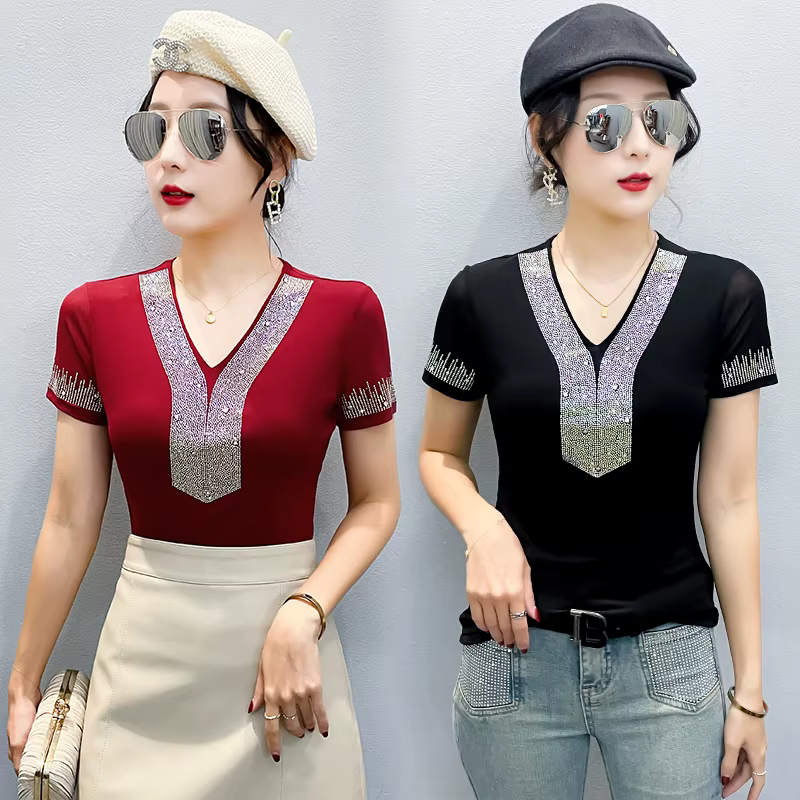 T-shirt à col en V orné de strass pour femme