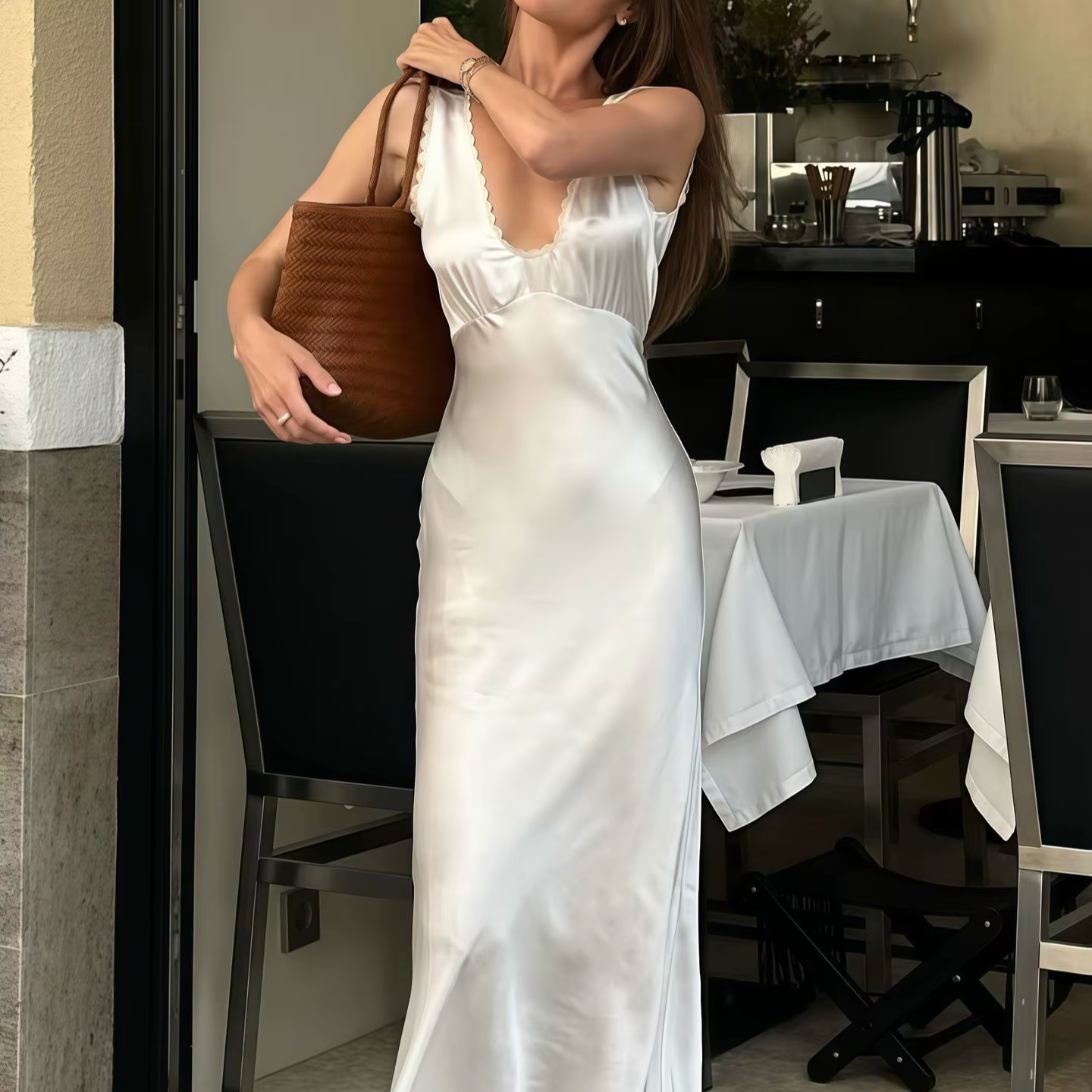 Robe sans manches simple avec dentelle et design super féerique 2026