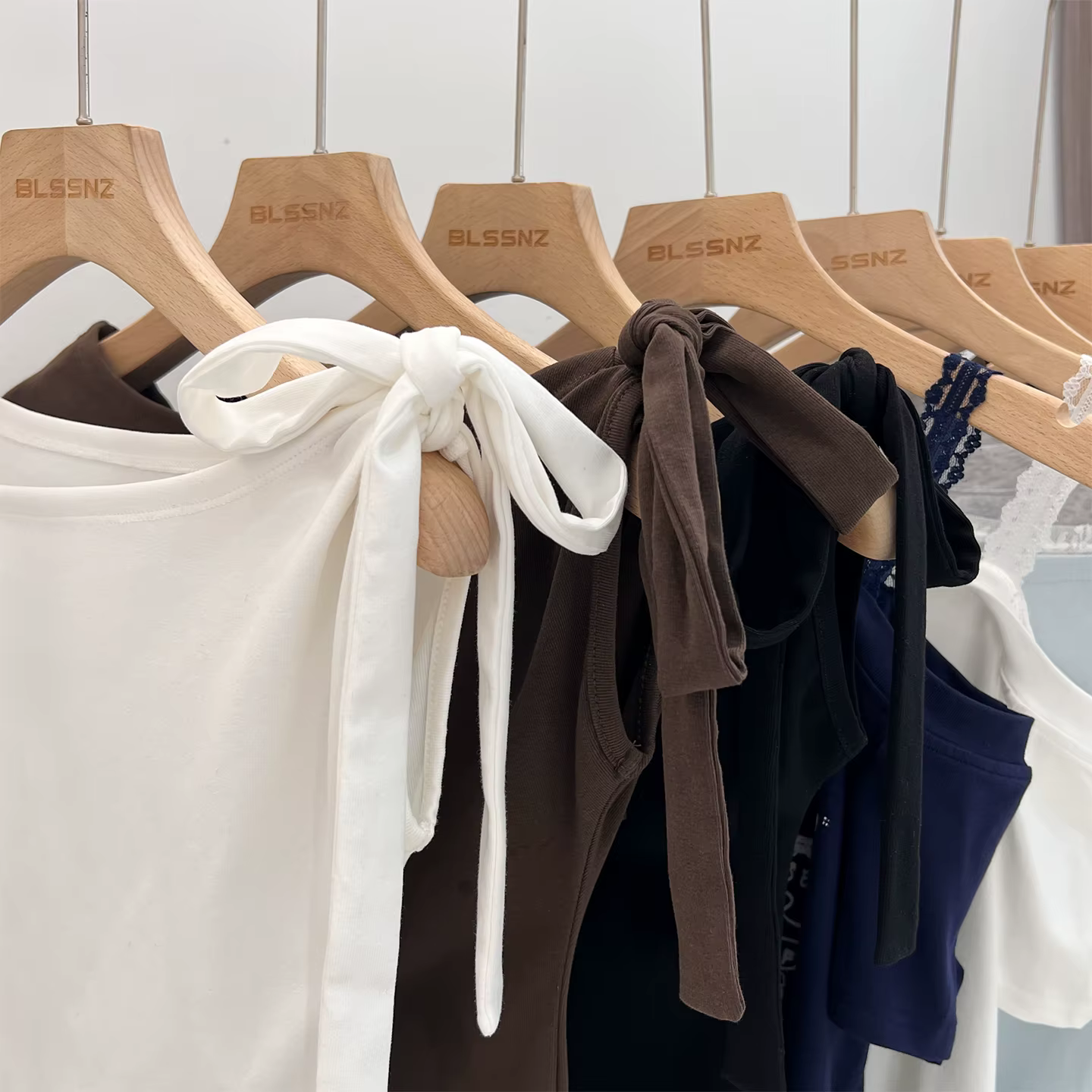 Nouveau T-shirt blanc à manches courtes pour femme, été 2026, avec détail nœud sexy, hauts décontractés et polyvalents pour femme, style coréen, couleur unie