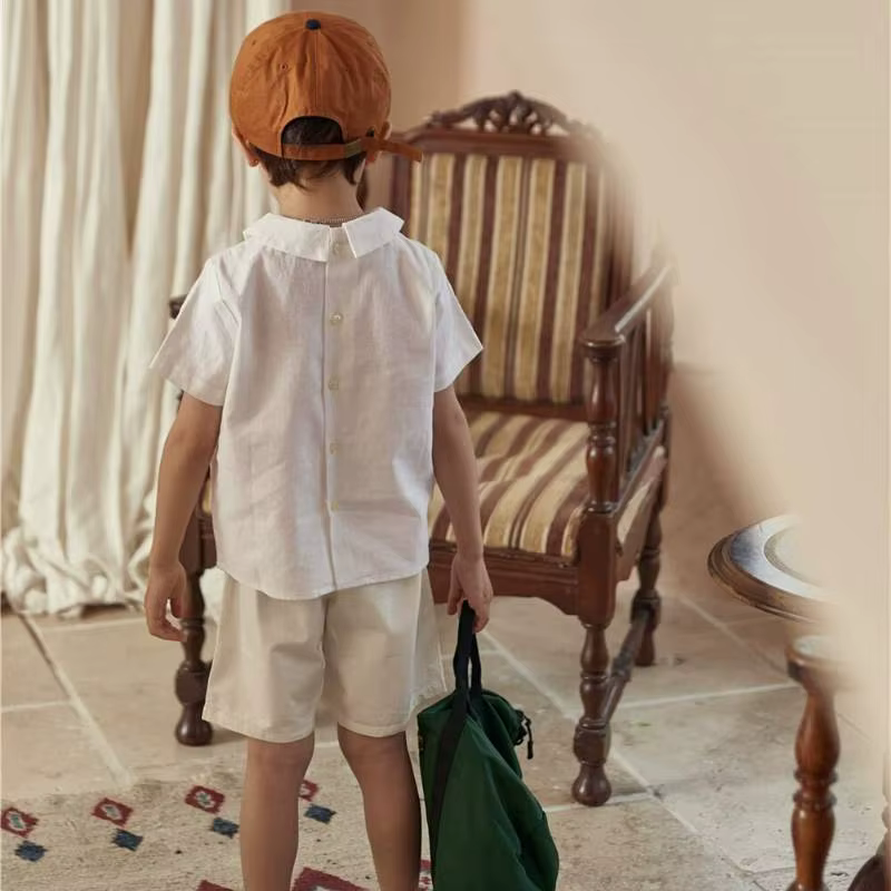 Chemise Blanche à Manches Courtes pour Garçons avec Col à Revers et Passepoil Bleu Marine