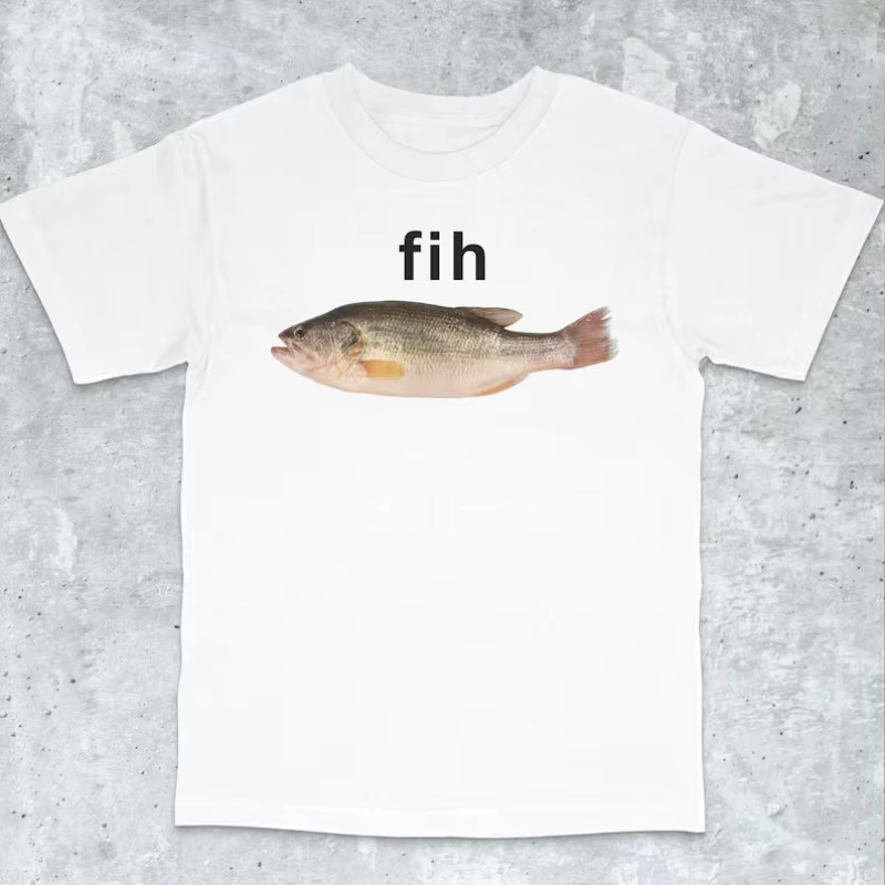 T-shirt graphique Fih Fish. Tee-shirt noir avec imprimé poisson rose et gris réaliste