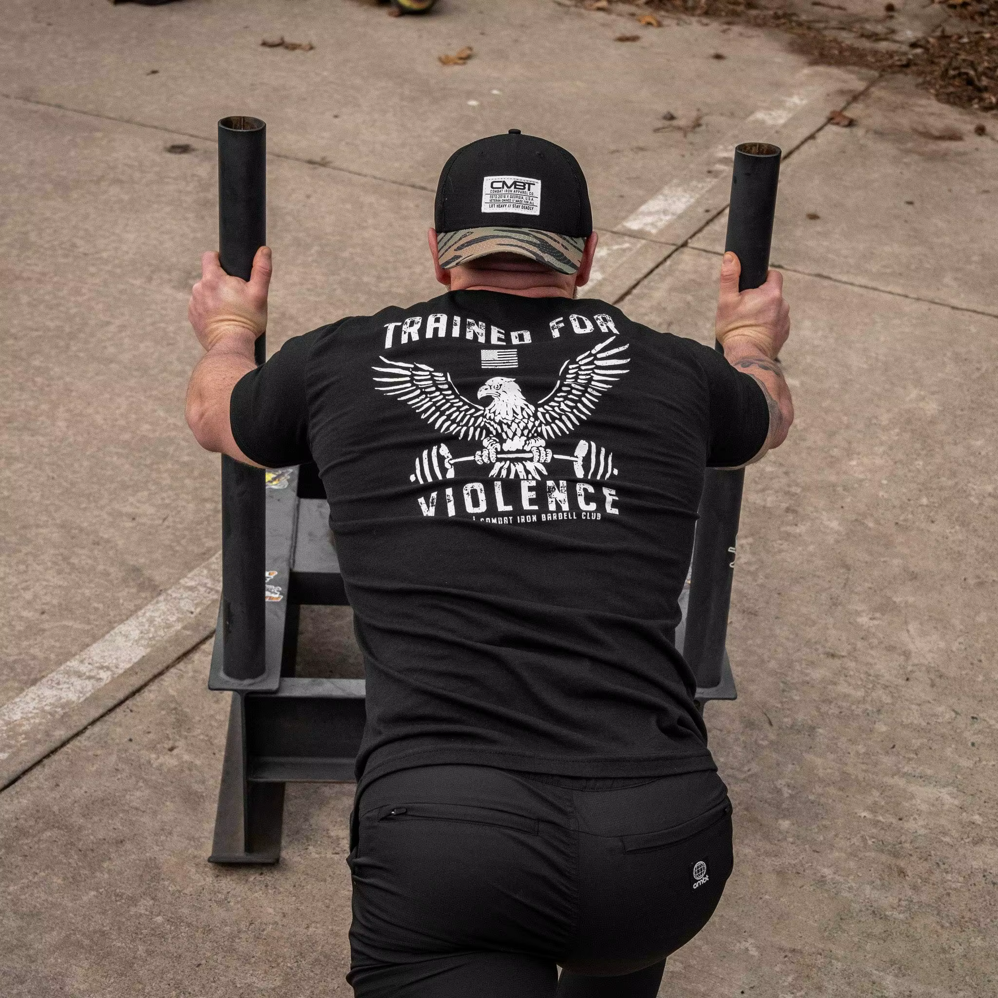 T-shirt pour homme « Entraîné à la violence »