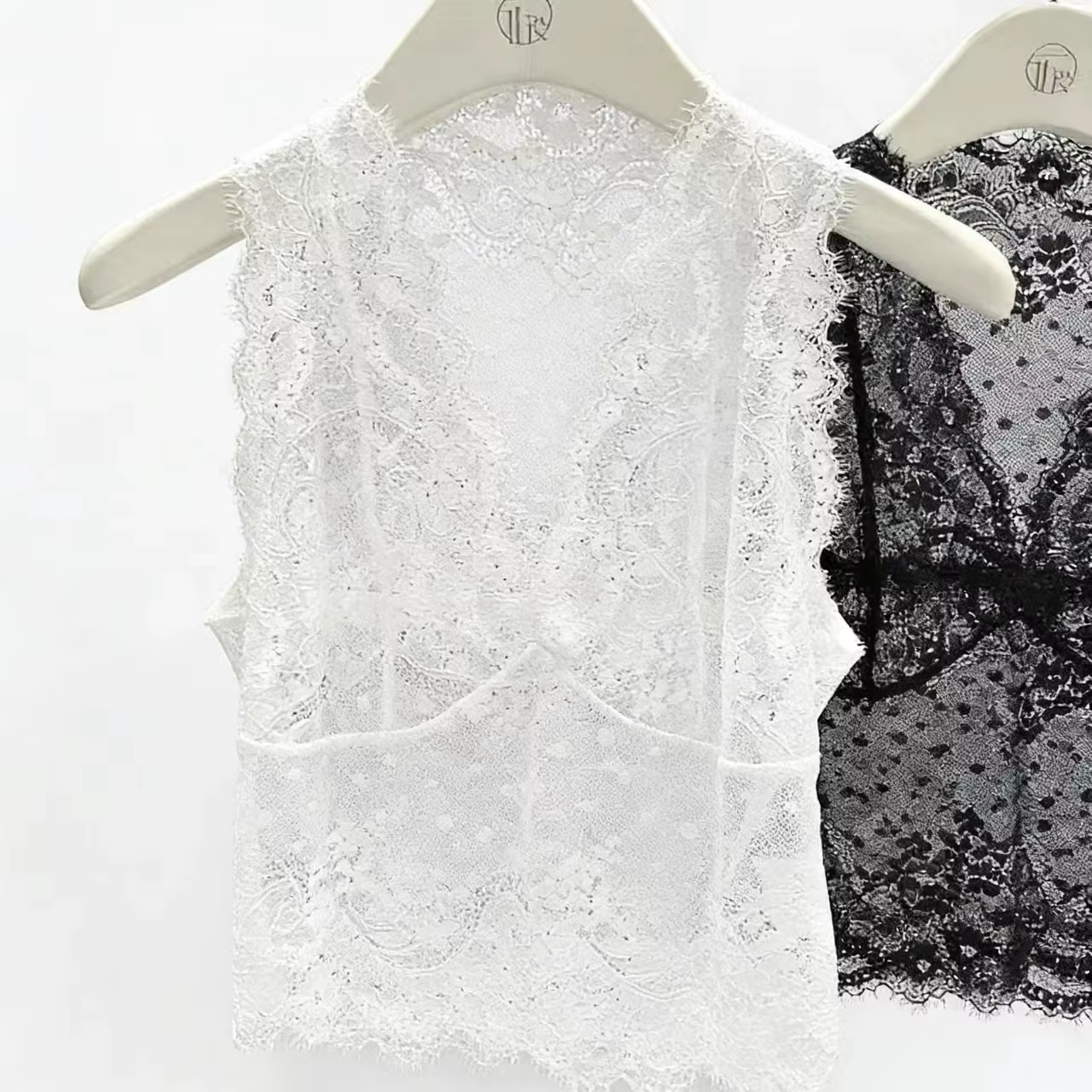 Gilet sans manches en dentelle blanche pour femme – Haut superposé en maille florale transparente pour tenues élégantes