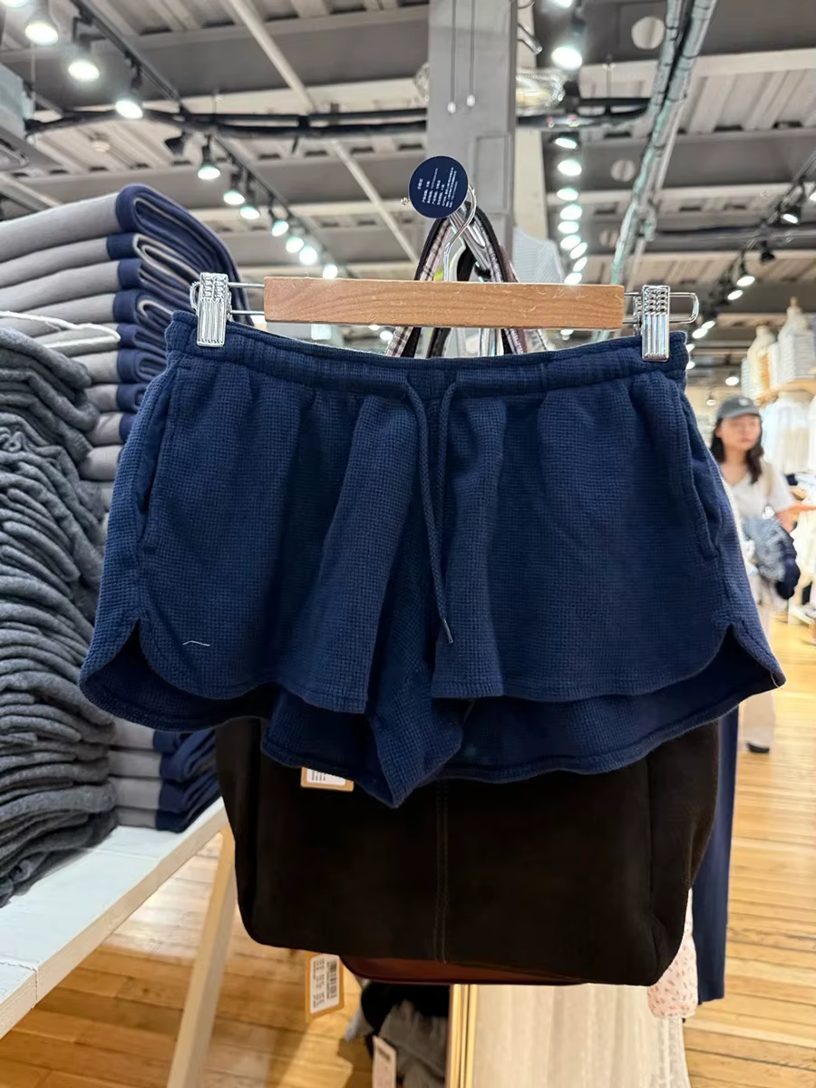 Shorts de sport gaufrés bleu marine pour femme