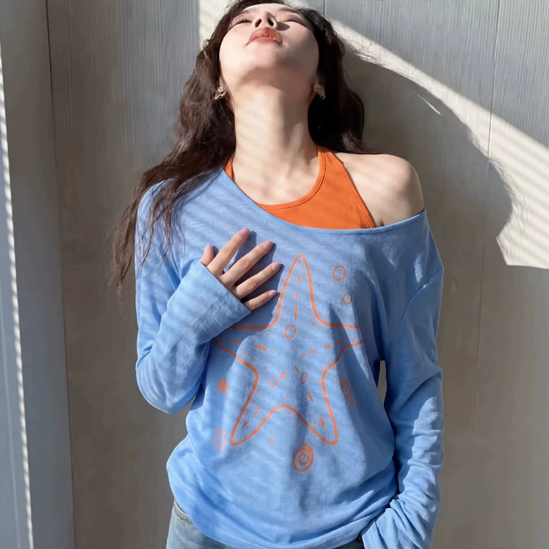 T-shirt bleu à épaules asymétriques et manches longues pour femme