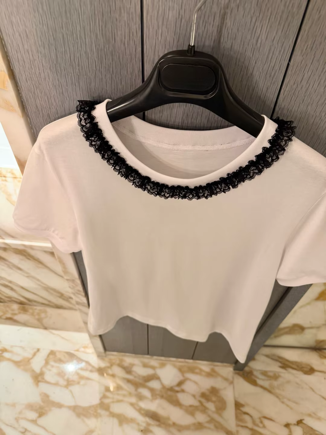 T-shirt élégant pour femme avec col en dentelle brodé – Haut confortable en pur coton doux