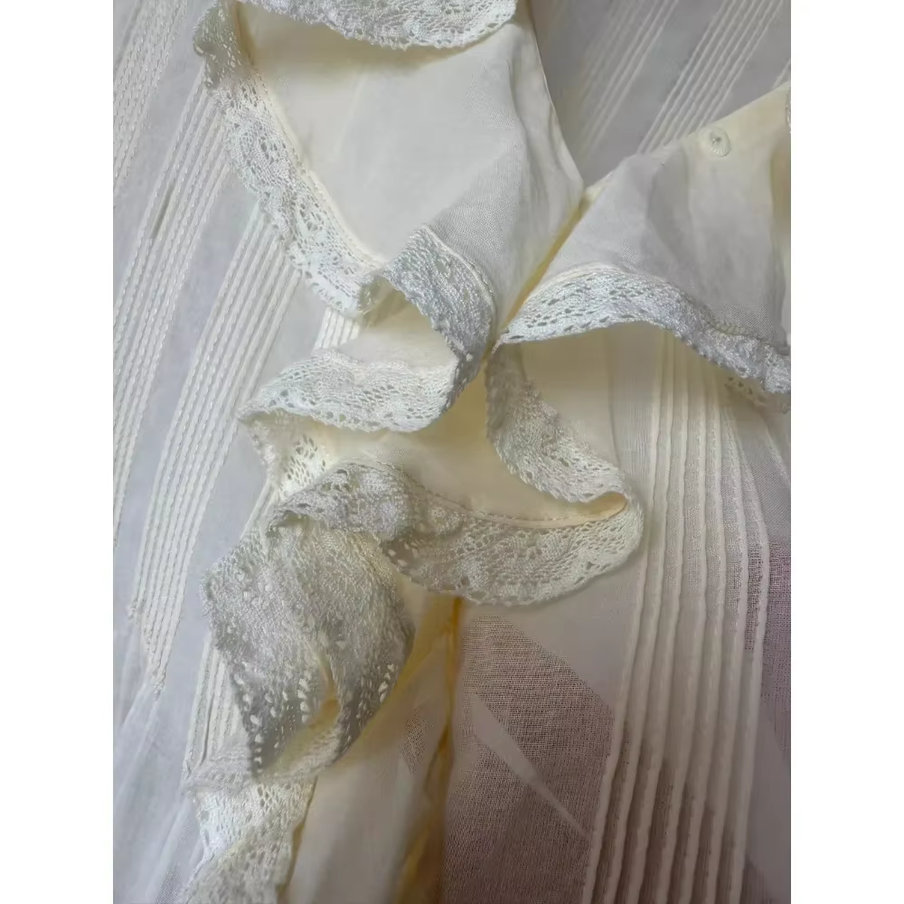 Chemise à manches courtes plissée jaune en dentelle à col en V style vacances à la plage française pour femme