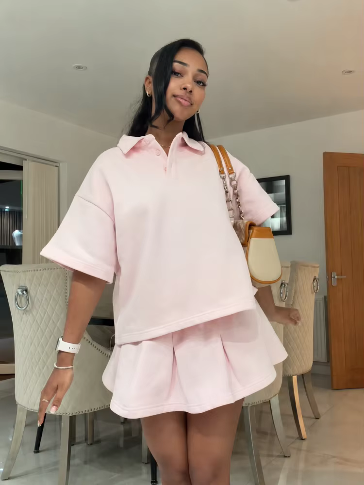 Ensemble décontracté rose à col polo pour femme : T-shirt oversize à manches courtes et jupe plissée évasée taille haute – Tenue quotidienne streetwear