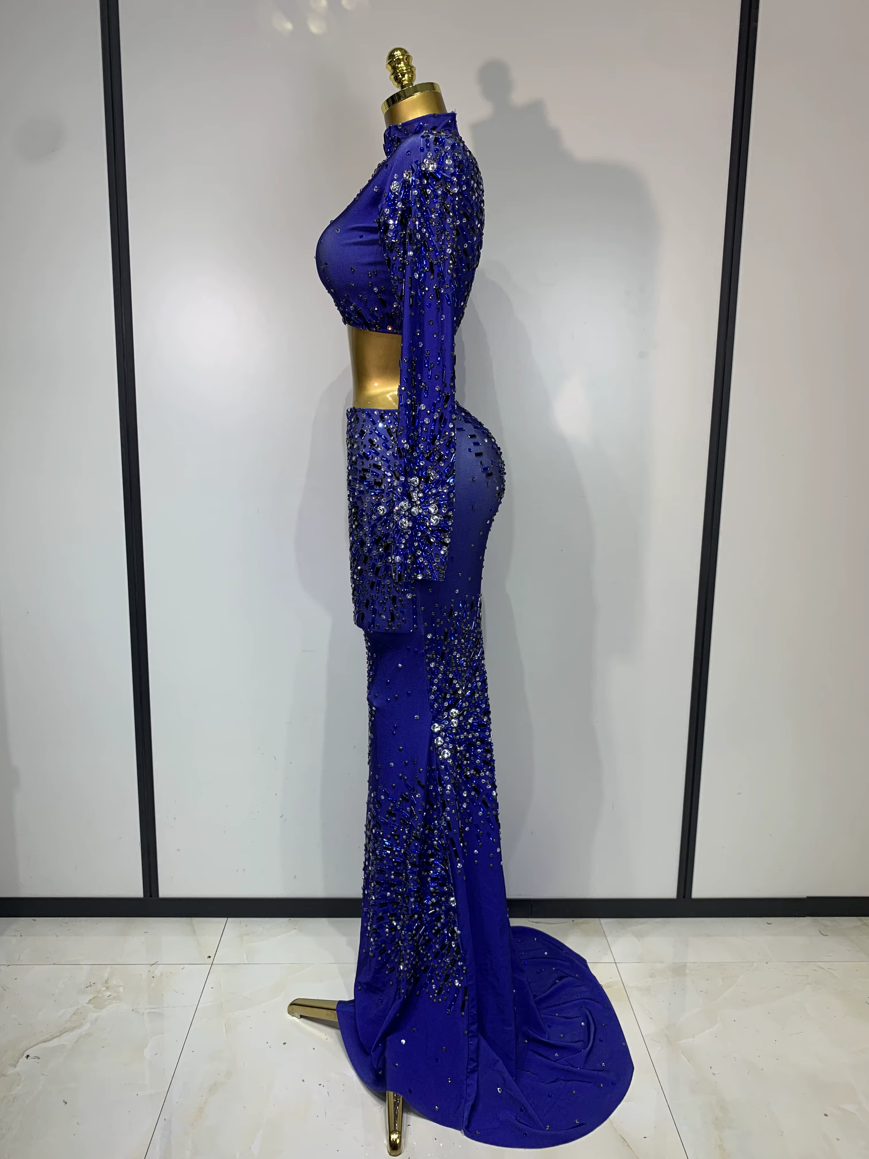 Ensemble deux pièces scintillant avec strass : Crop Top et Jupe Longue – Tenue de Scène pour Chanteuse