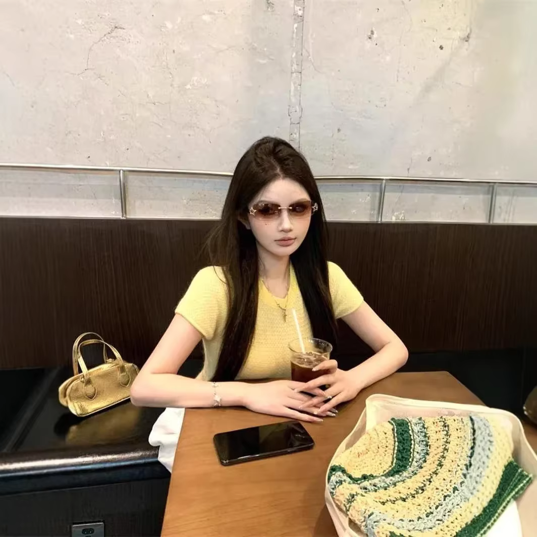 T-shirt tricoté fin jaune à col rond et manches courtes pour femme – Style court