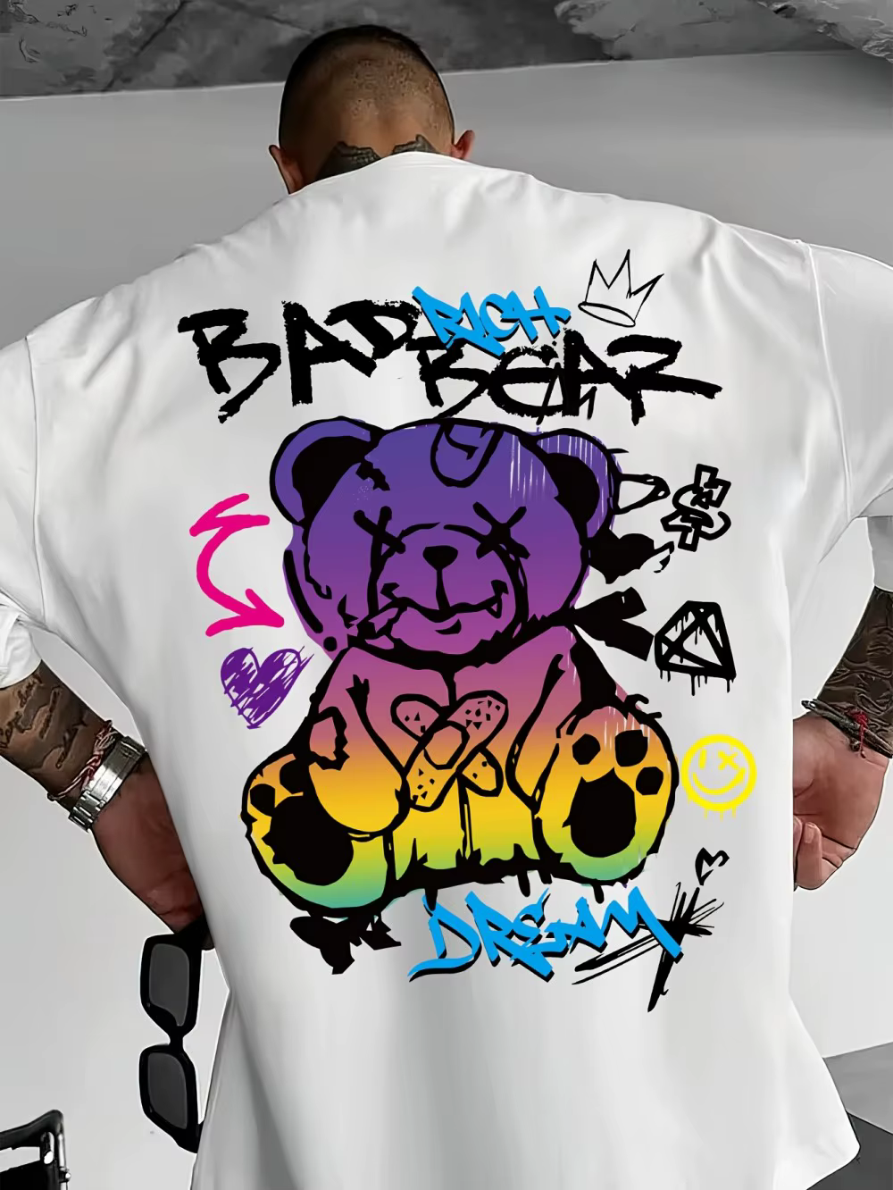 T-shirt à col rond personnalisé avec imprimé graffiti à motif d'ours