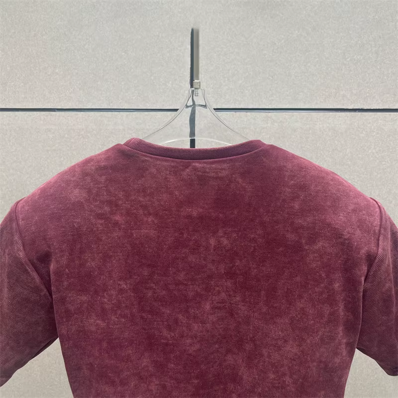 T-shirt femme nouveau haut tricoté élastique à manches courtes pour l'été 2025 épaulière coupe ajustée