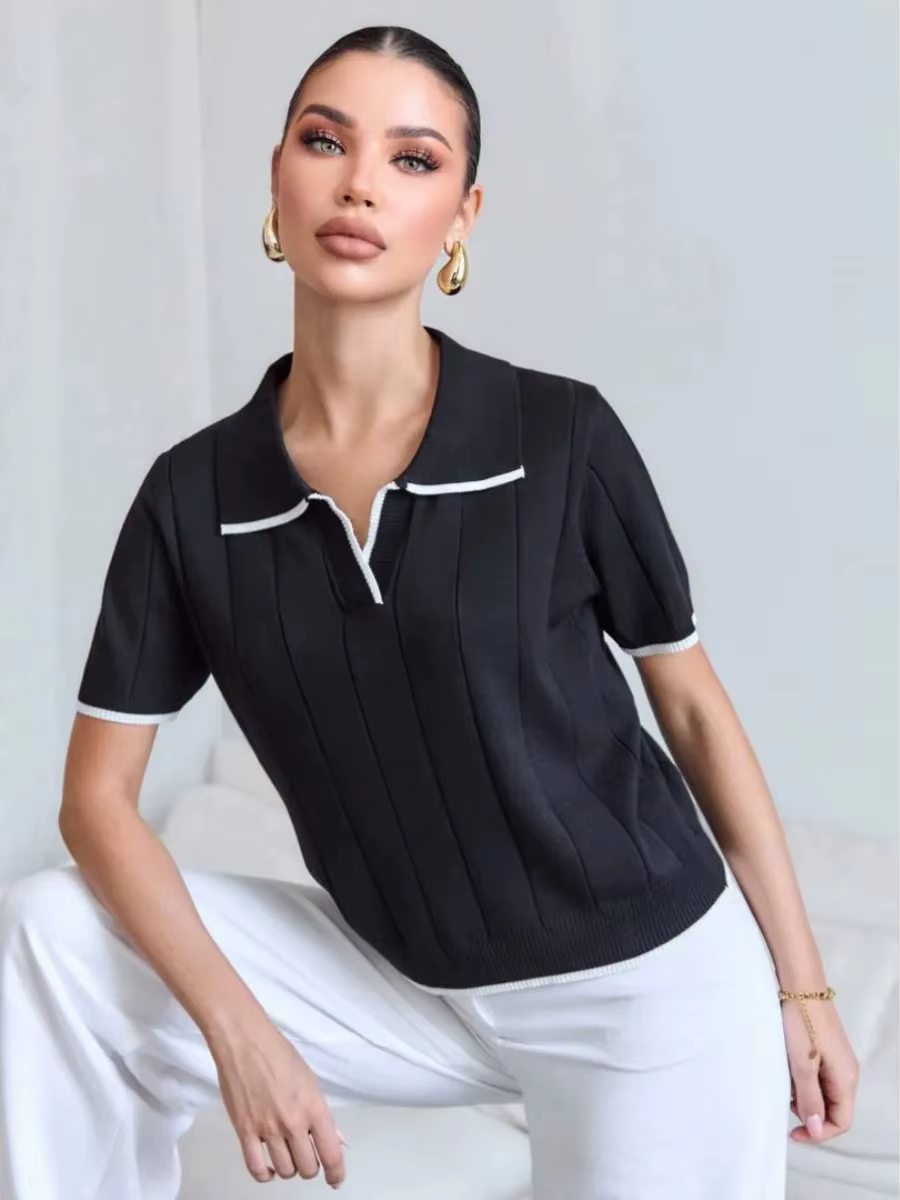 Polo en tricot marron à bordure blanche contrastante pour femme