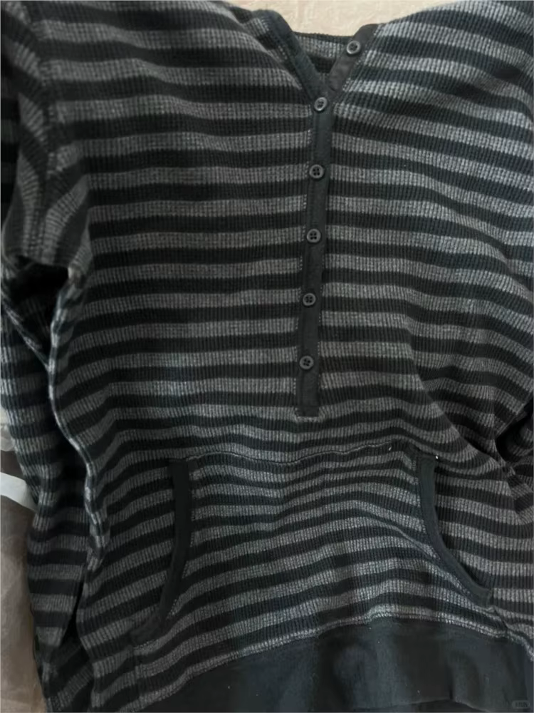 T-shirt à capuche gaufré rayé gris pour femmes