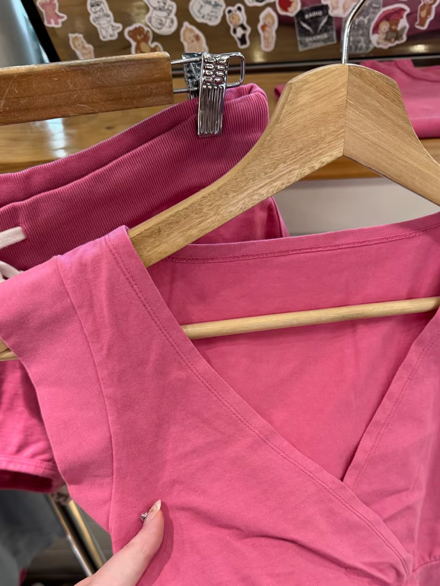 T-shirts roses à col en V sans manches pour femmes