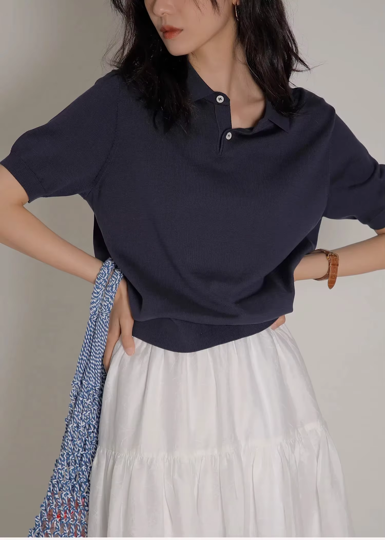 Polo tricoté en soie glacée bleue pour femmes