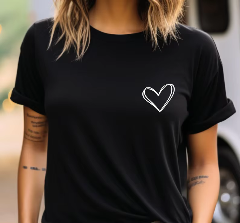 Coeur t-shirt poche dessiné à la main mignon